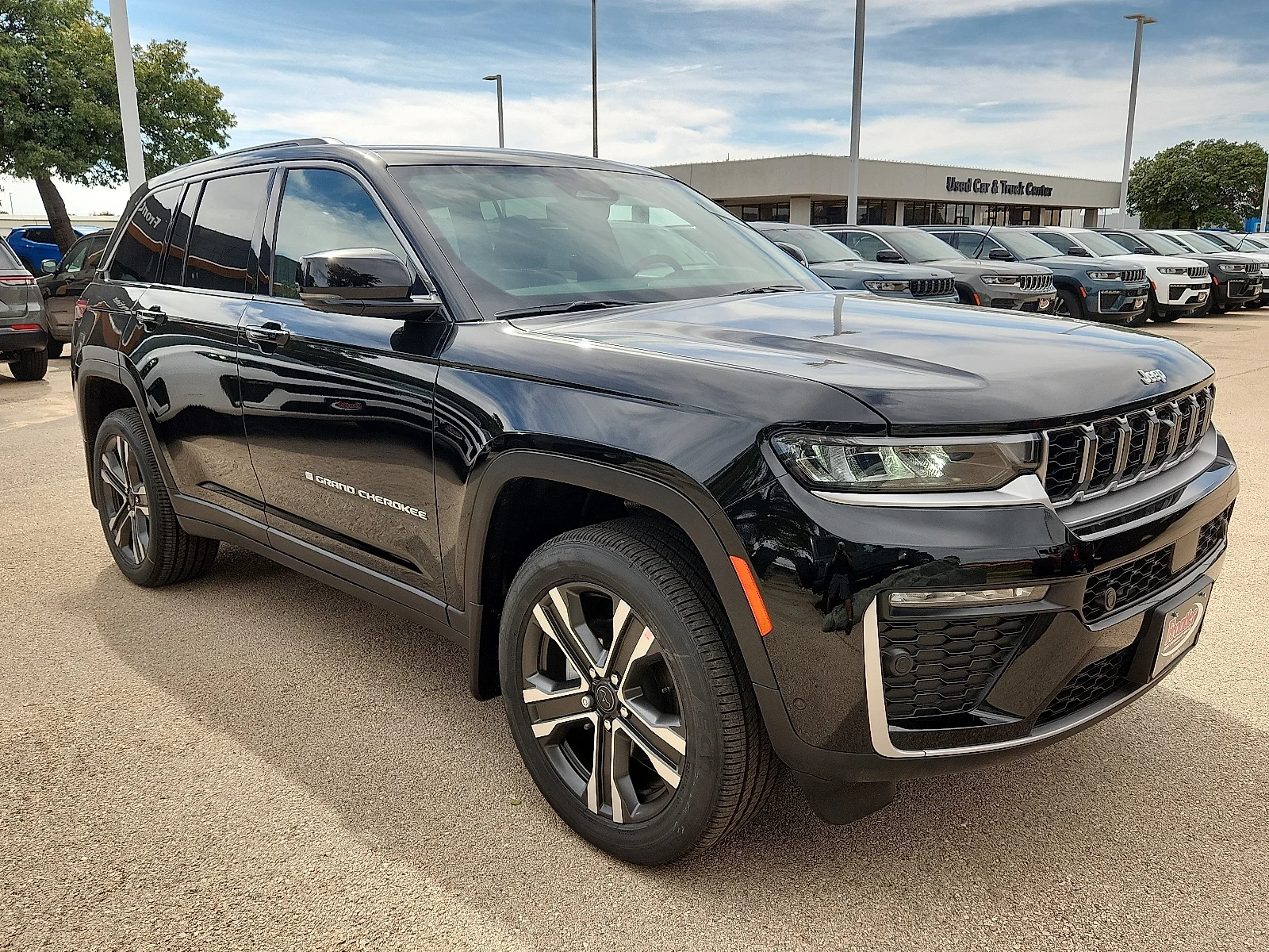 New 2027 High-Gloss Black Paint Jeep LIMITED 4X4 image 6