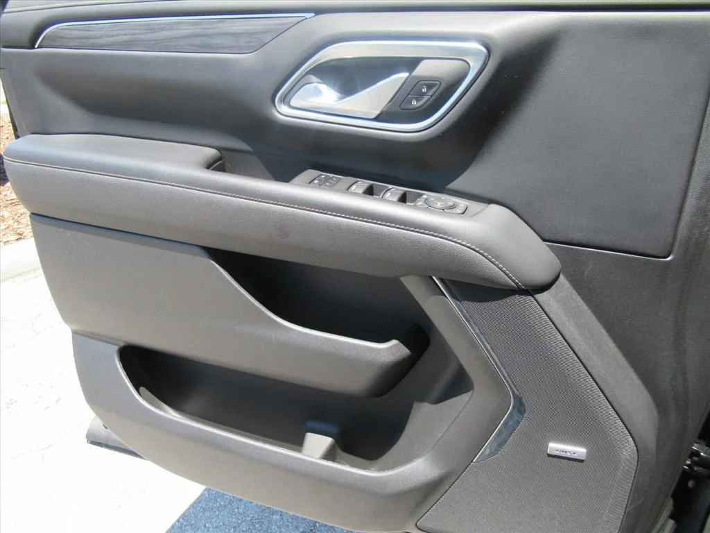 Used 2022 Black GMC SLT image 19