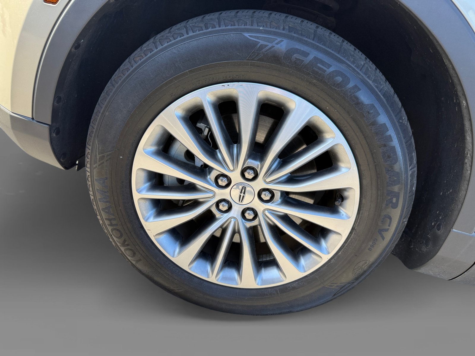Used 2017 White Gold Metallic Lincoln Select image 9