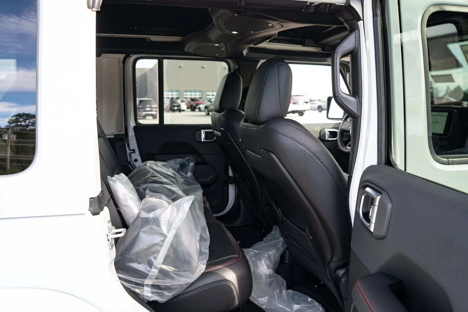 New 2027 Bright White Clear-Coat Paint Jeep Rubicon X image 39
