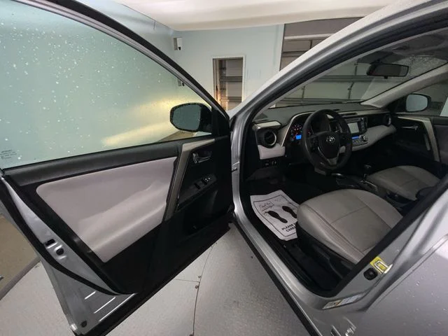 Used 2014 Silver Toyota XLE image 11