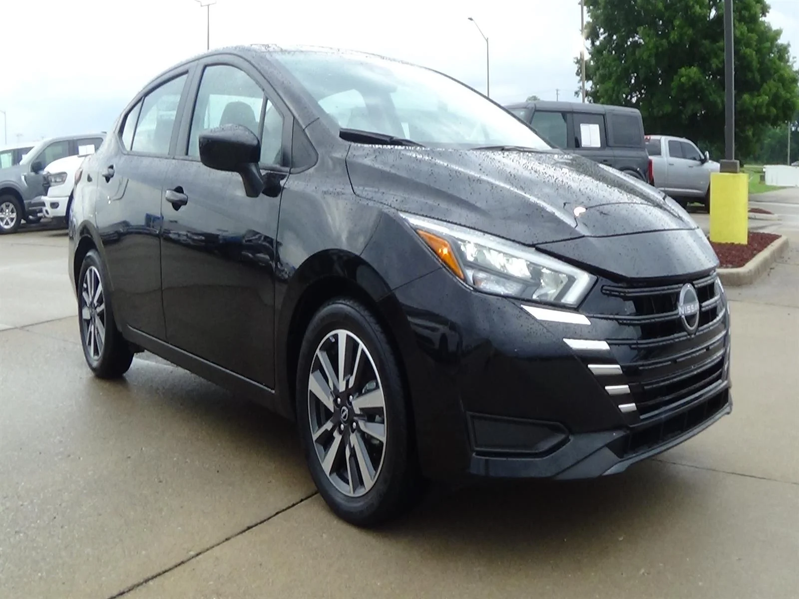 Used 2025 Super Black (kh3) Nissan SV image 4