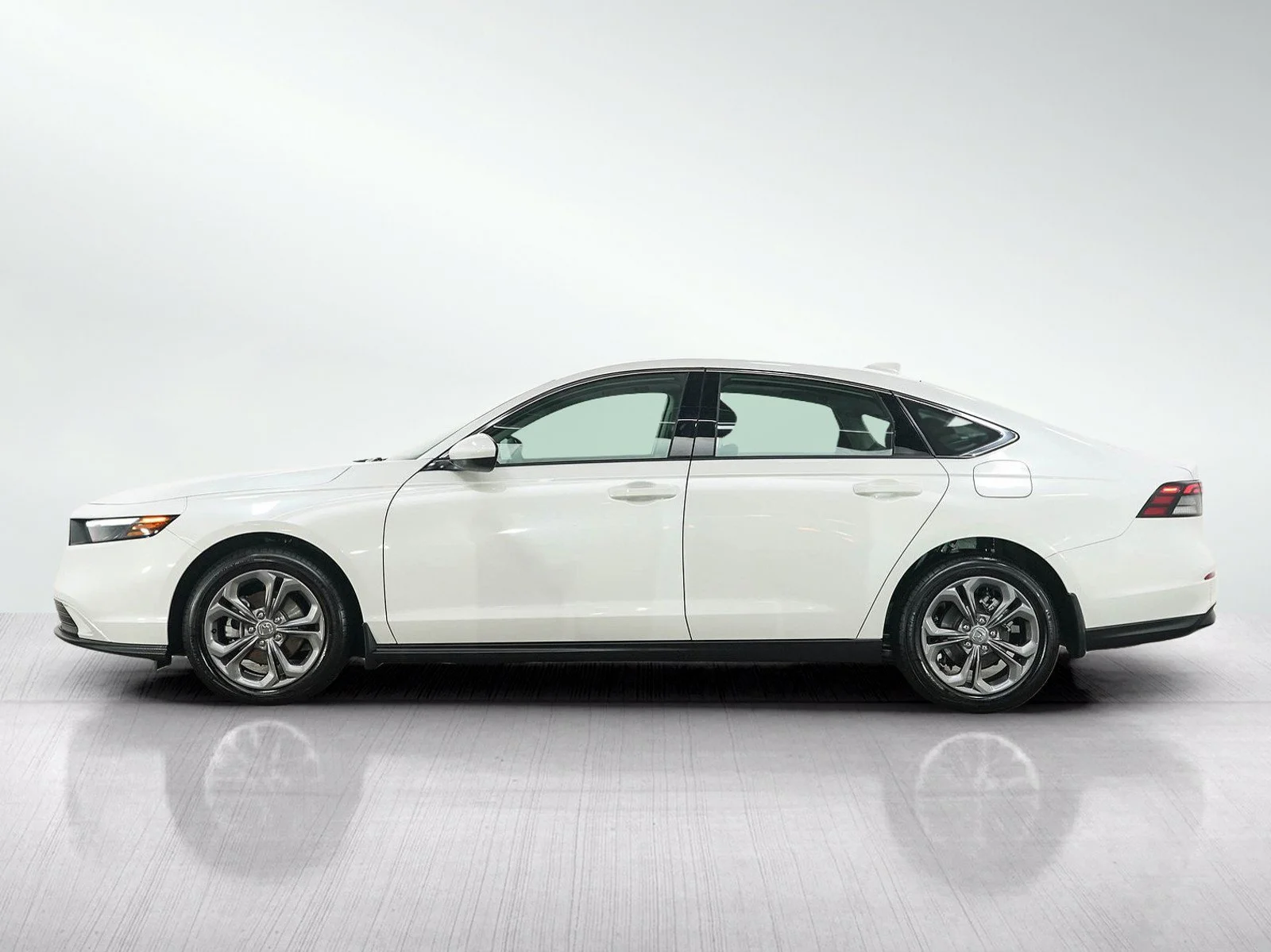 Used 2024 Honda Accord EX with VIN 1HGCY1F33RA088774 for sale in Burnsville, Minnesota