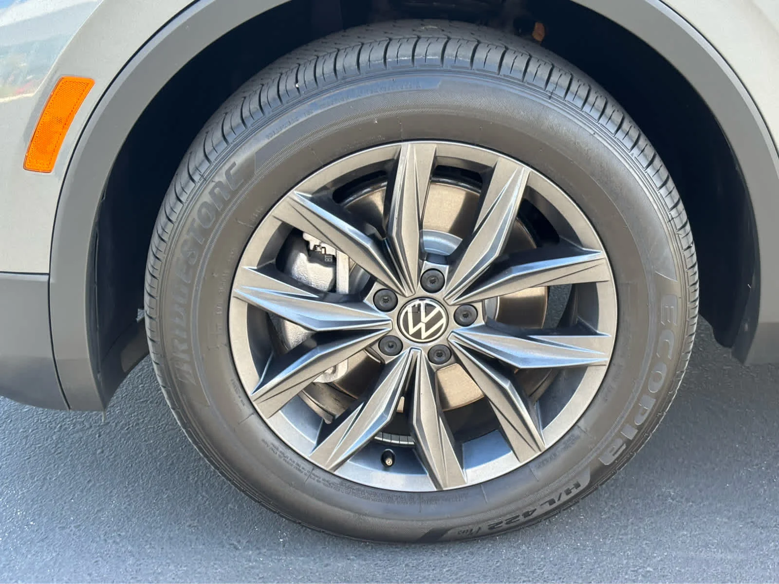Used 2023 Platinum Gray Metallic Volkswagen SE image 32