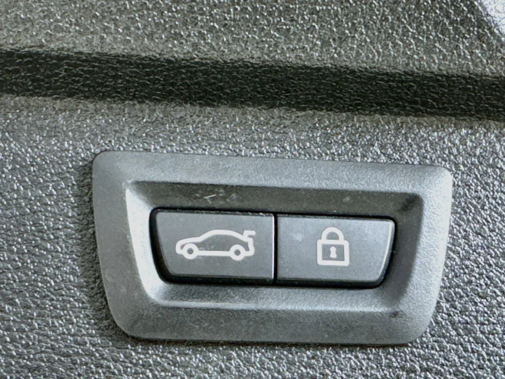 Used 2016 Mineral Silver Metallic BMW xDrive40e image 35
