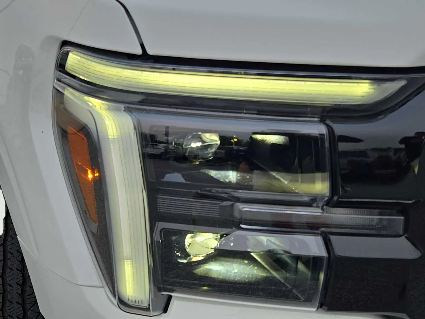 New 2026 Star White Metallic Tri-Coat Ford LARIAT image 15