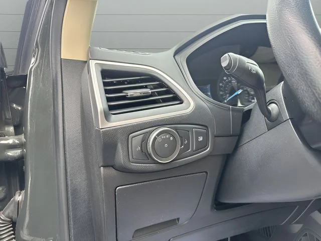 Used 2022 Green Ford SE image 11