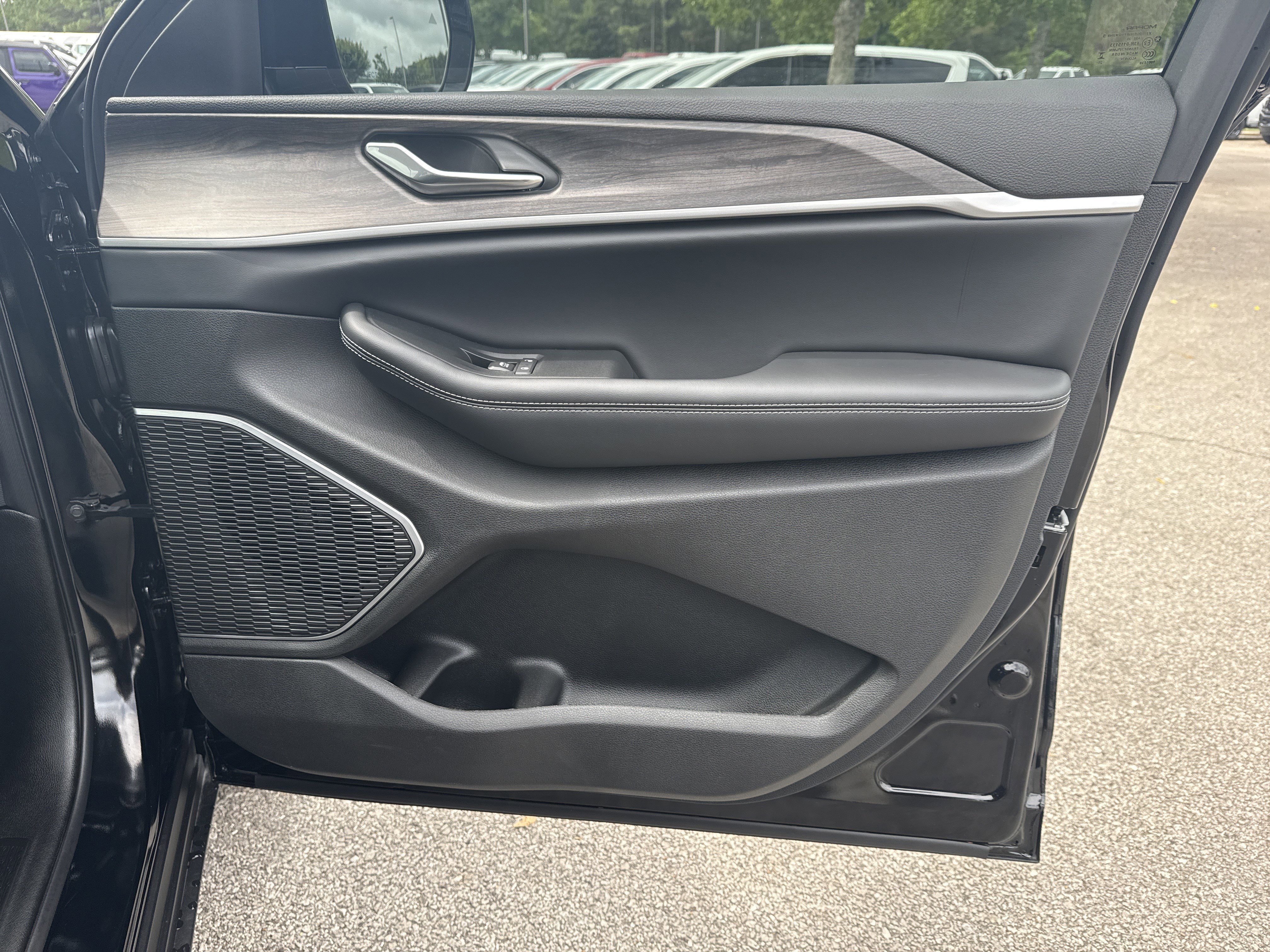 New 2026 Diamond Black Crystal Pearl-Coat Exterior Paint Jeep Limited image 15