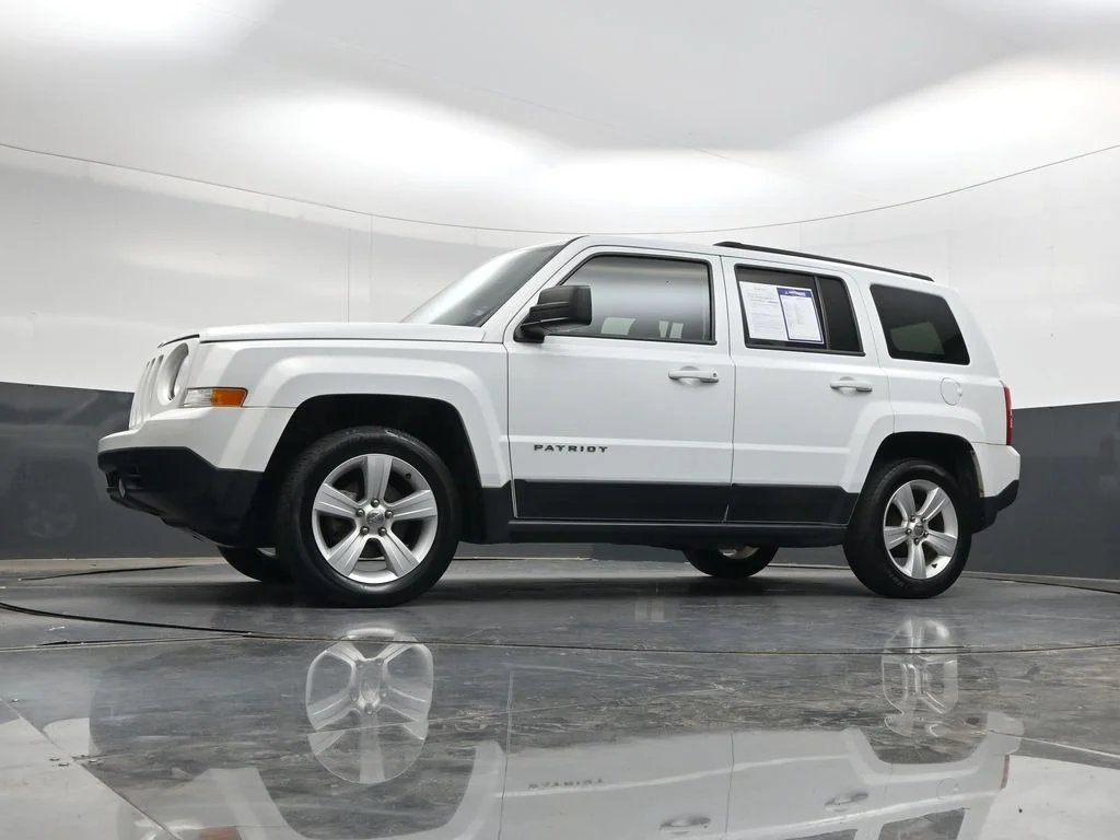 Used 2015 Bright White Clearcoat Jeep Latitude image 32