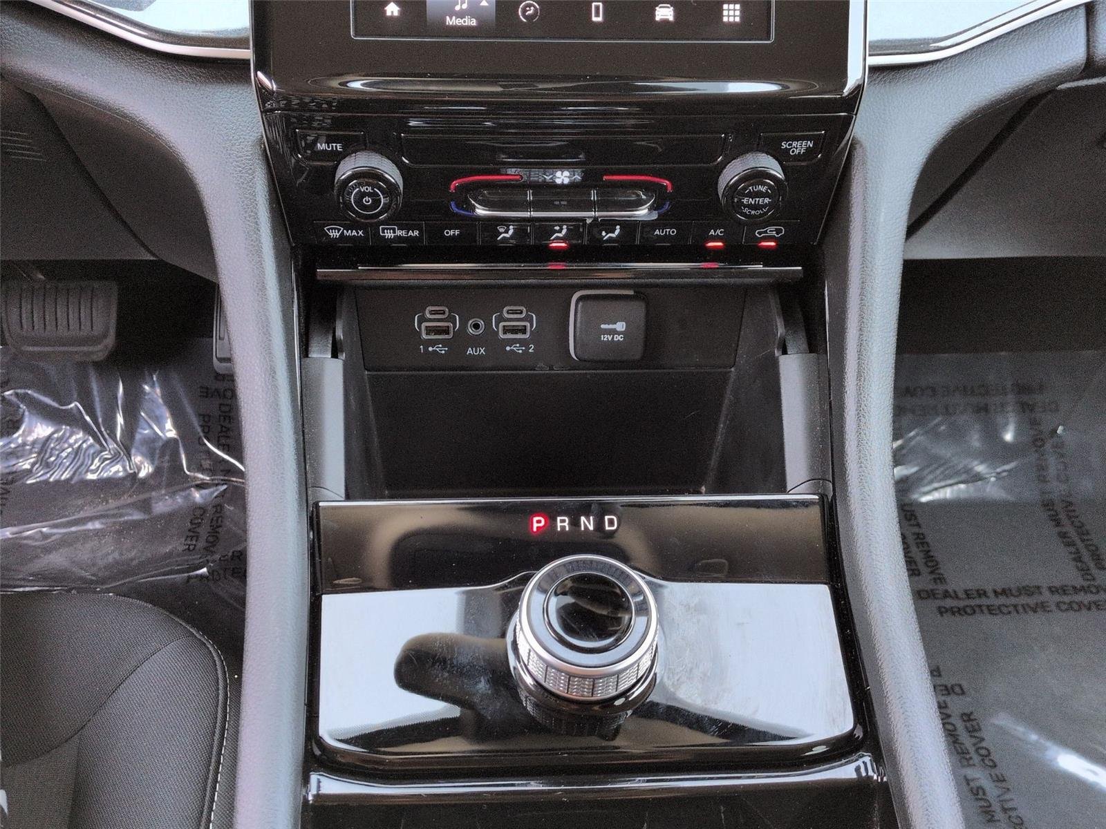 Used 2023 Diamond Black Crystal Pearlcoat Jeep Laredo image 27