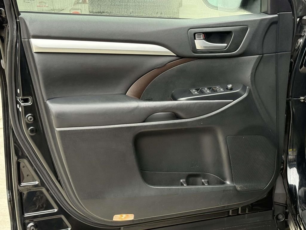 Used 2017 Black Toyota XLE image 30