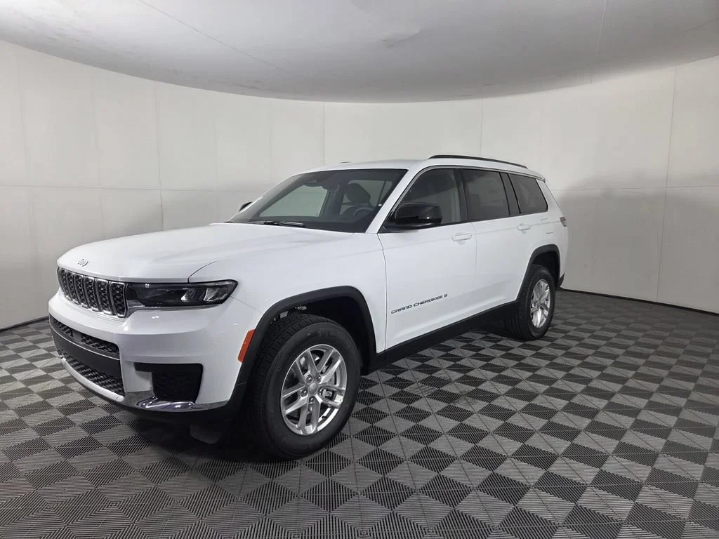New 2026 Bright White Clear-Coat Exterior Paint Jeep Laredo X image 4