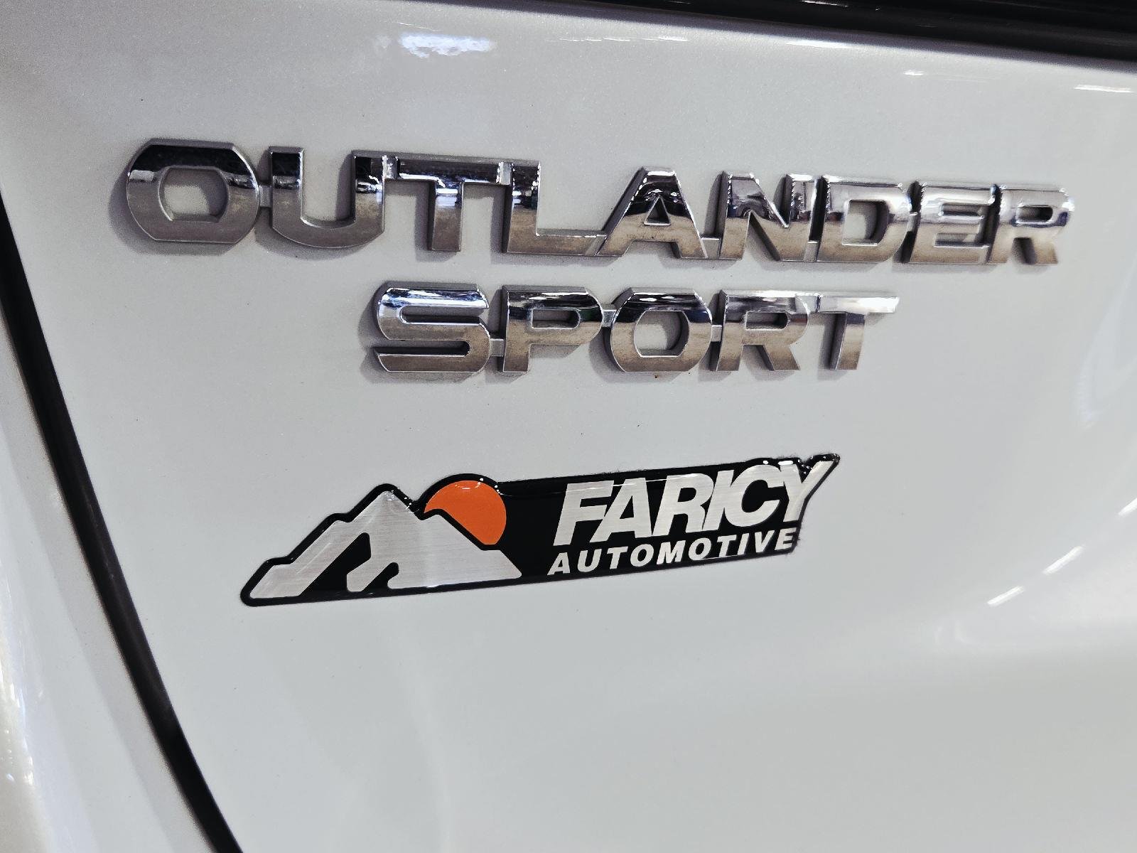 Used 2024 White Diamond Mitsubishi ES image 18
