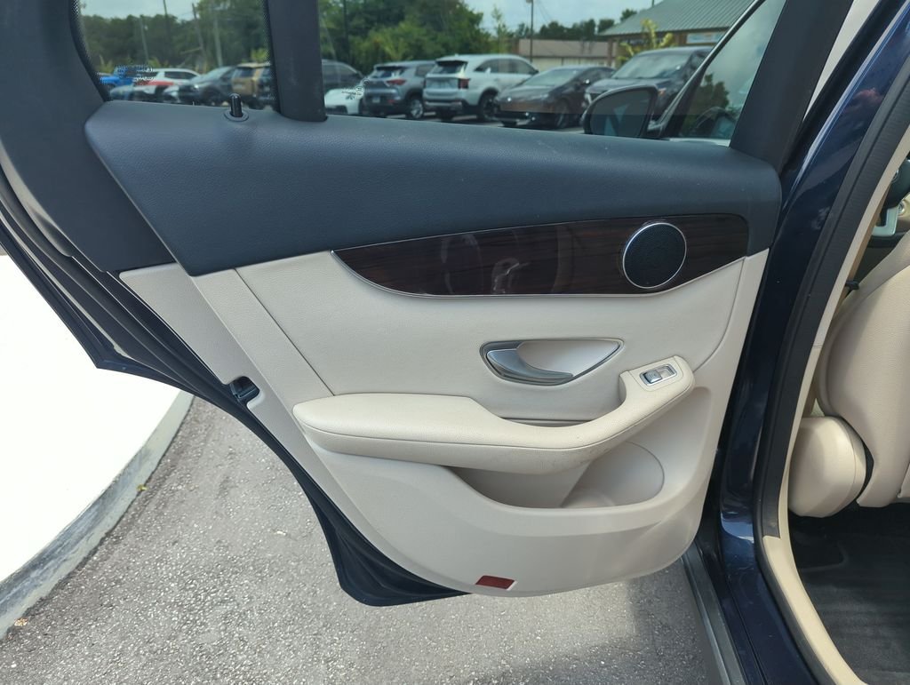 Used 2022  Mercedes-Benz GLC 300 image 29