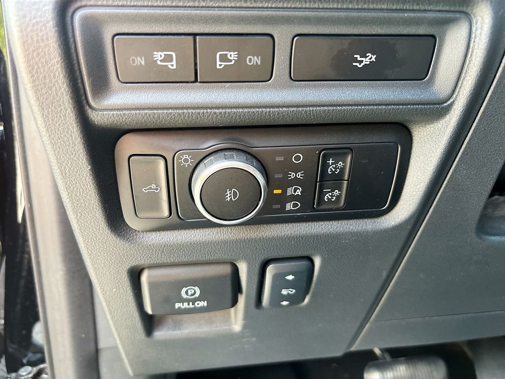 Used 2024  Ford Lariat image 41