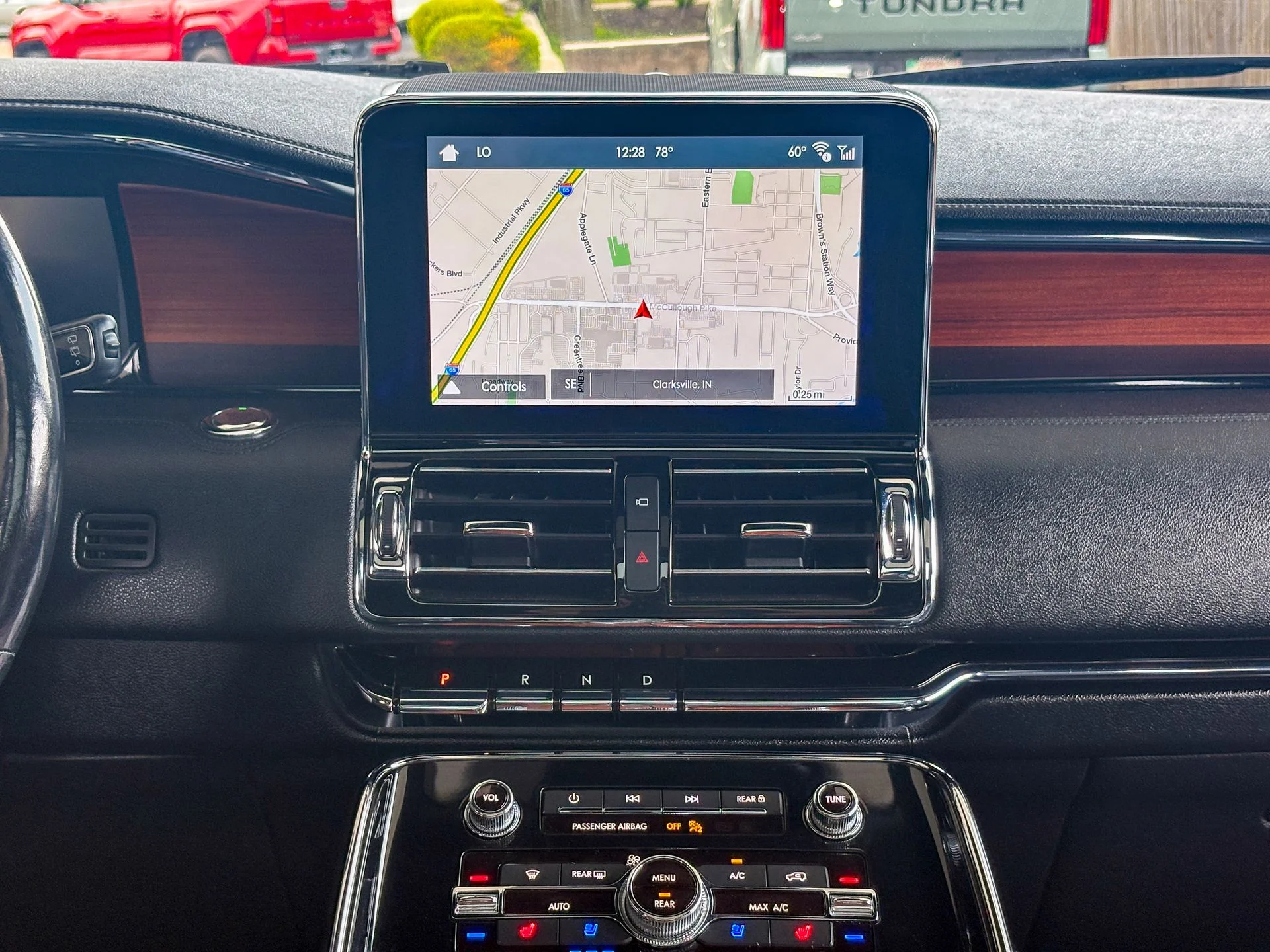 Used 2019 White Lincoln Reserve image 12