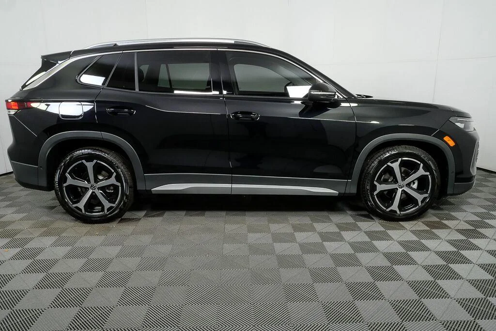 New 2026 Deep Black Pearl Volkswagen SE image 28