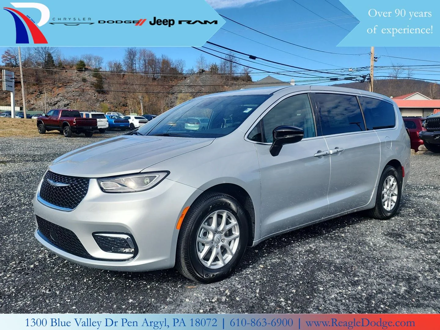 2026 Chrysler Pacifica Select's photo