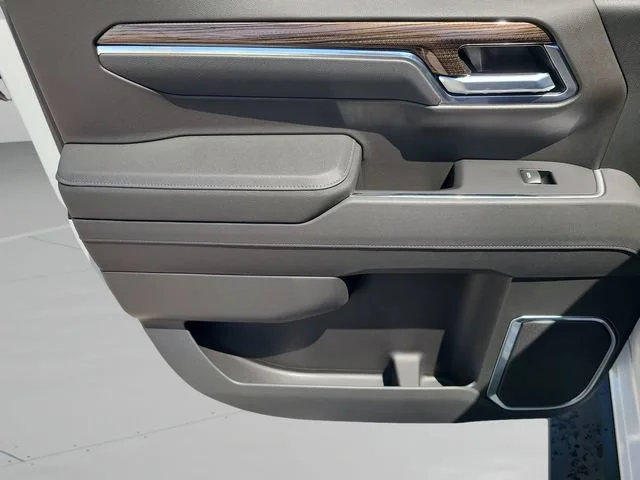 New 2026 Summit White Chevrolet RST image 15