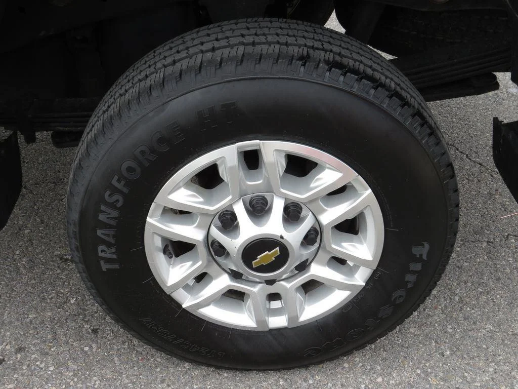 Used 2025 Lakeshore Blue Metallic Chevrolet LT image 12