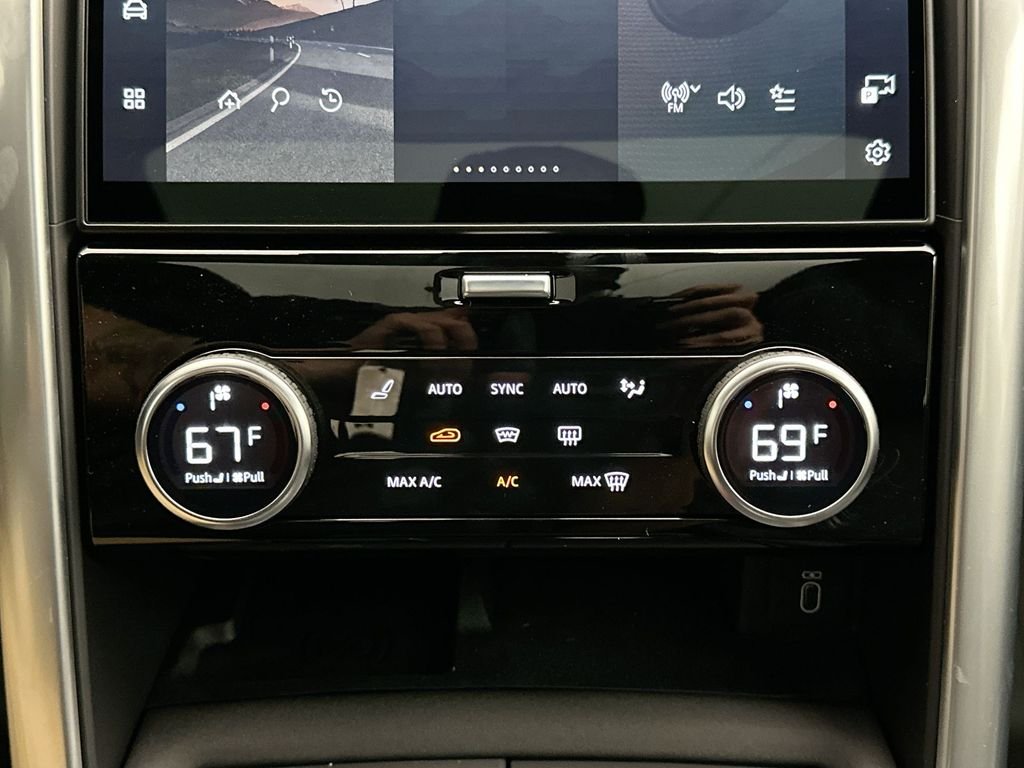 New 2026 Santorini Black Metallic Land Rover Dynamic SE image 13