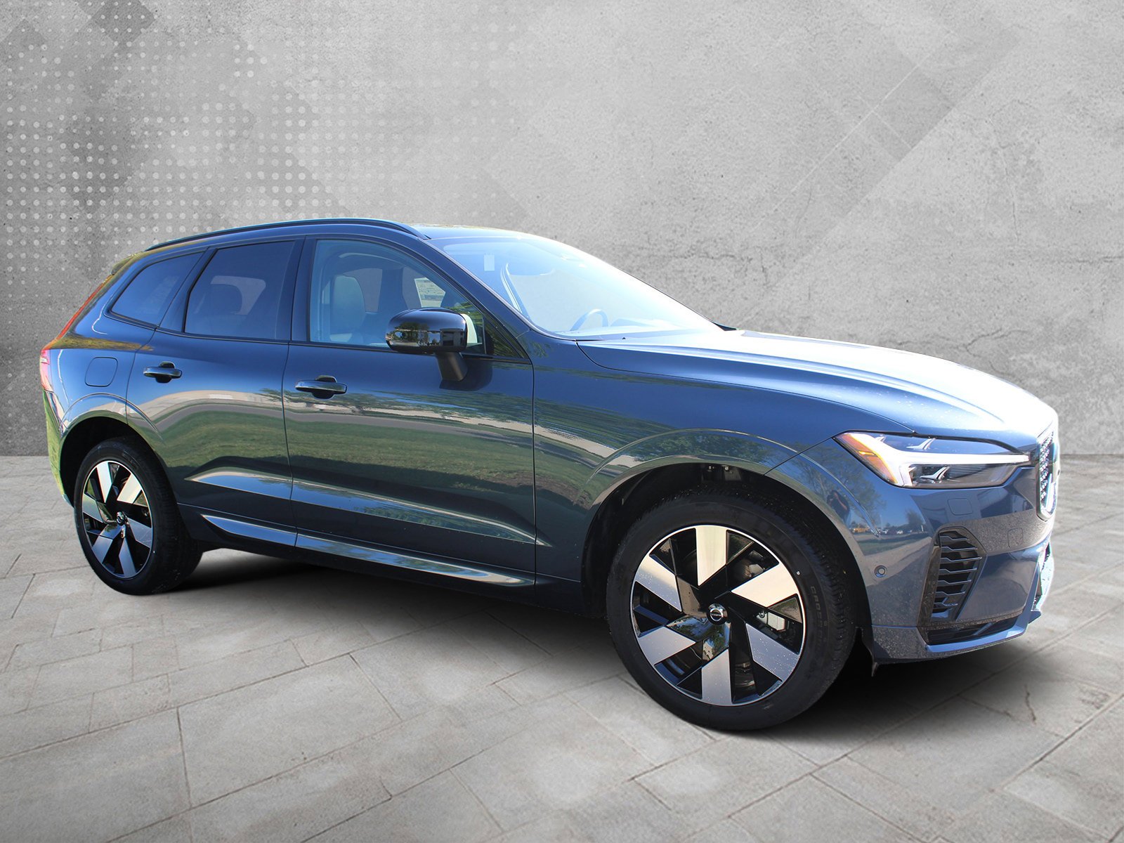 2025 Volvo XC60 T8 Plus Dark AWD's photo