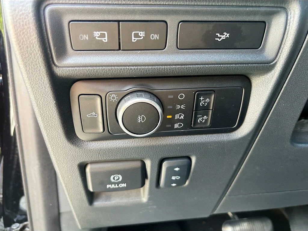 Used 2024  Ford Lariat image 41