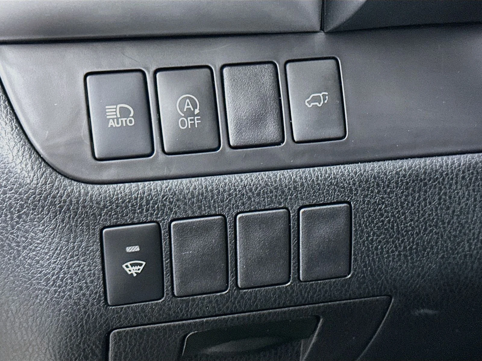 Used 2019 White Toyota XLE image 10