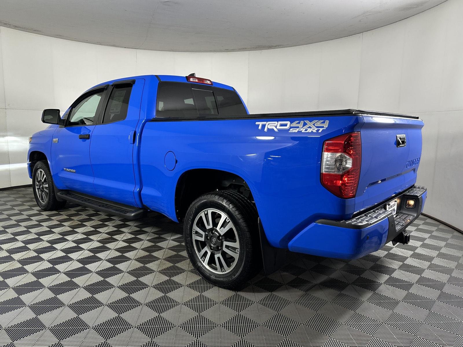 Used 2020 Voodoo Blue Toyota SR5 image 21