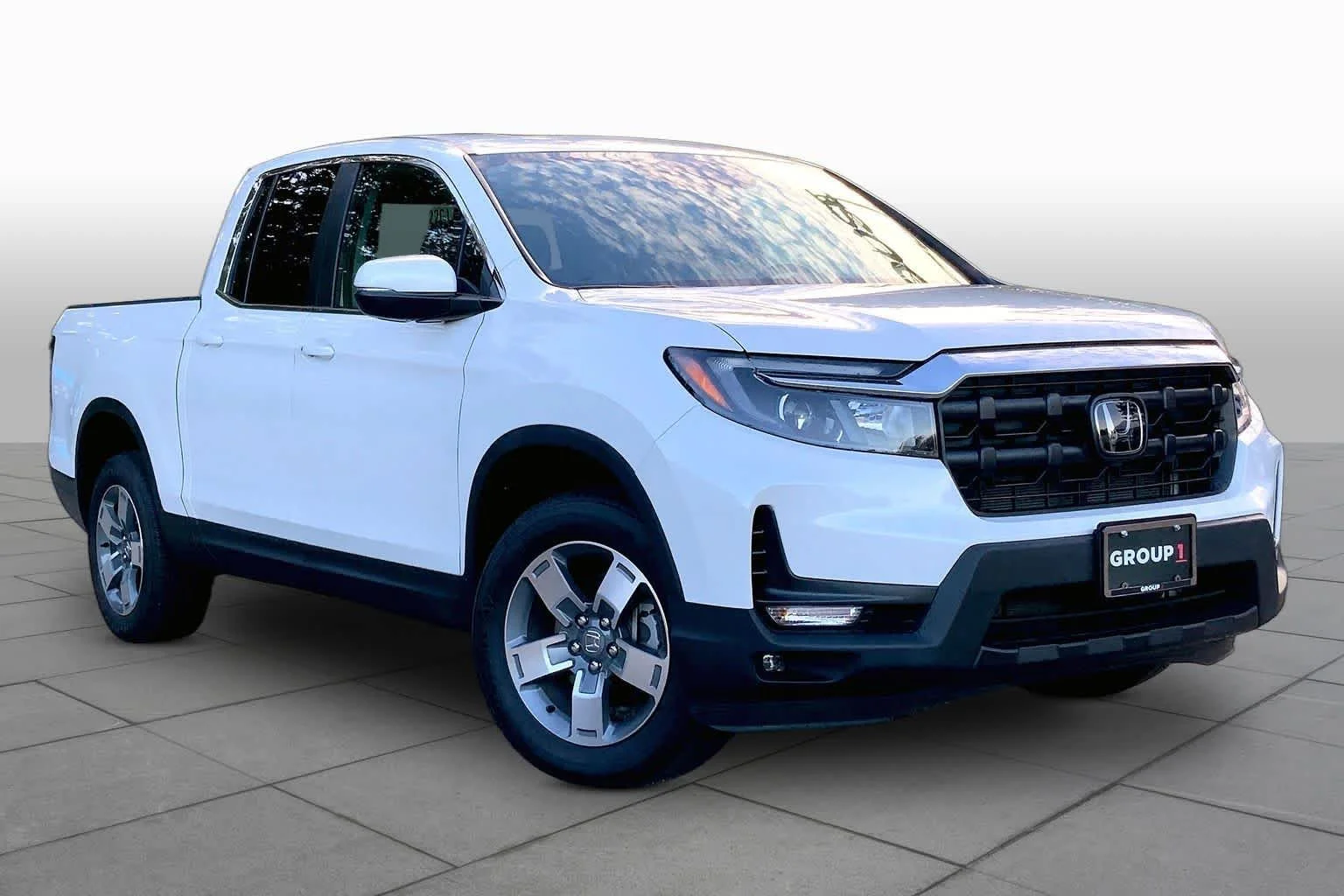 Used 2025 Platinum White Pearl Honda RTL image 3