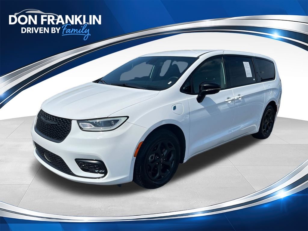 Used 2024 White Chrysler Select image 1