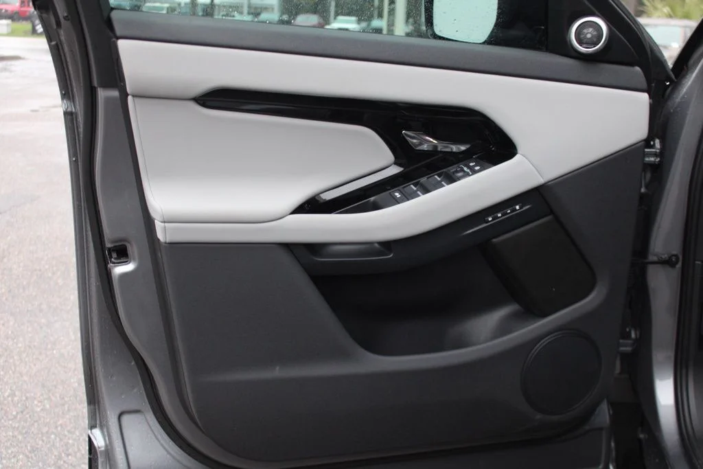 Certified Used 2026  Land Rover Dynamic image 11