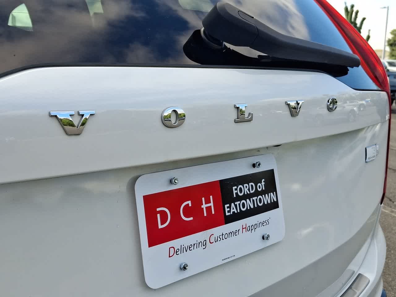 Used 2022 White Volvo R-Design image 28