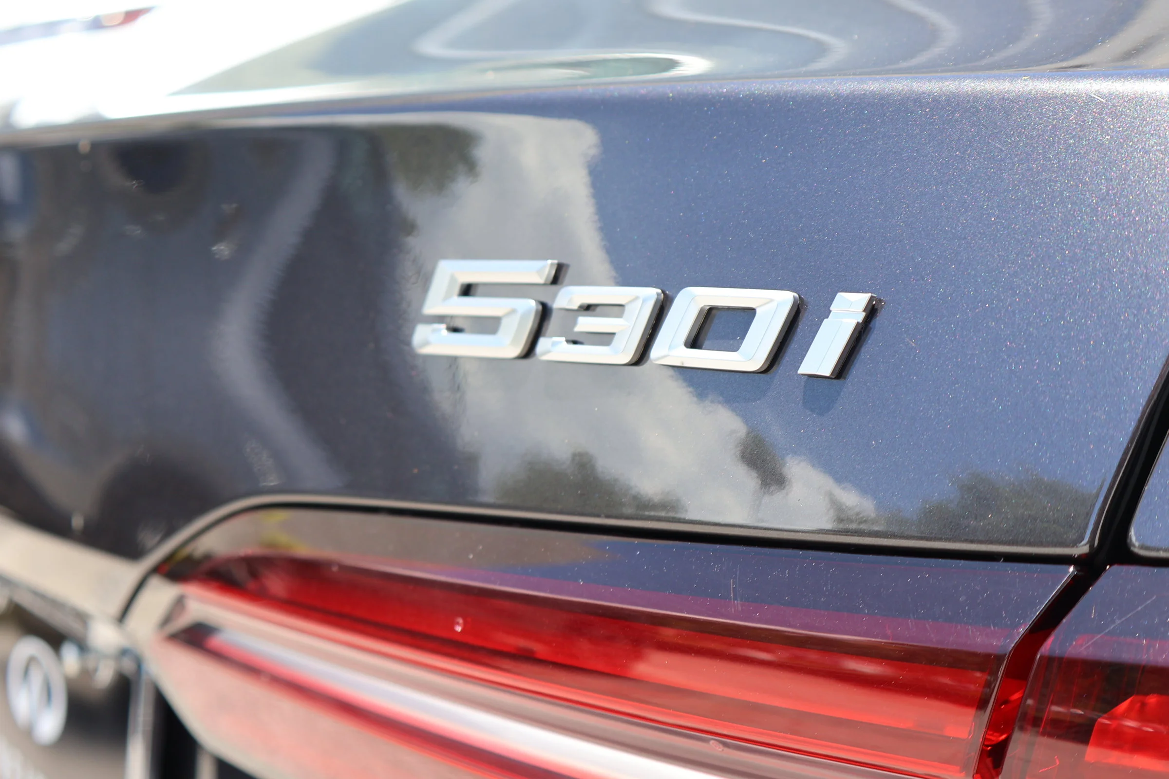 Used 2025 Dark Graphite Metallic BMW 530i image 9