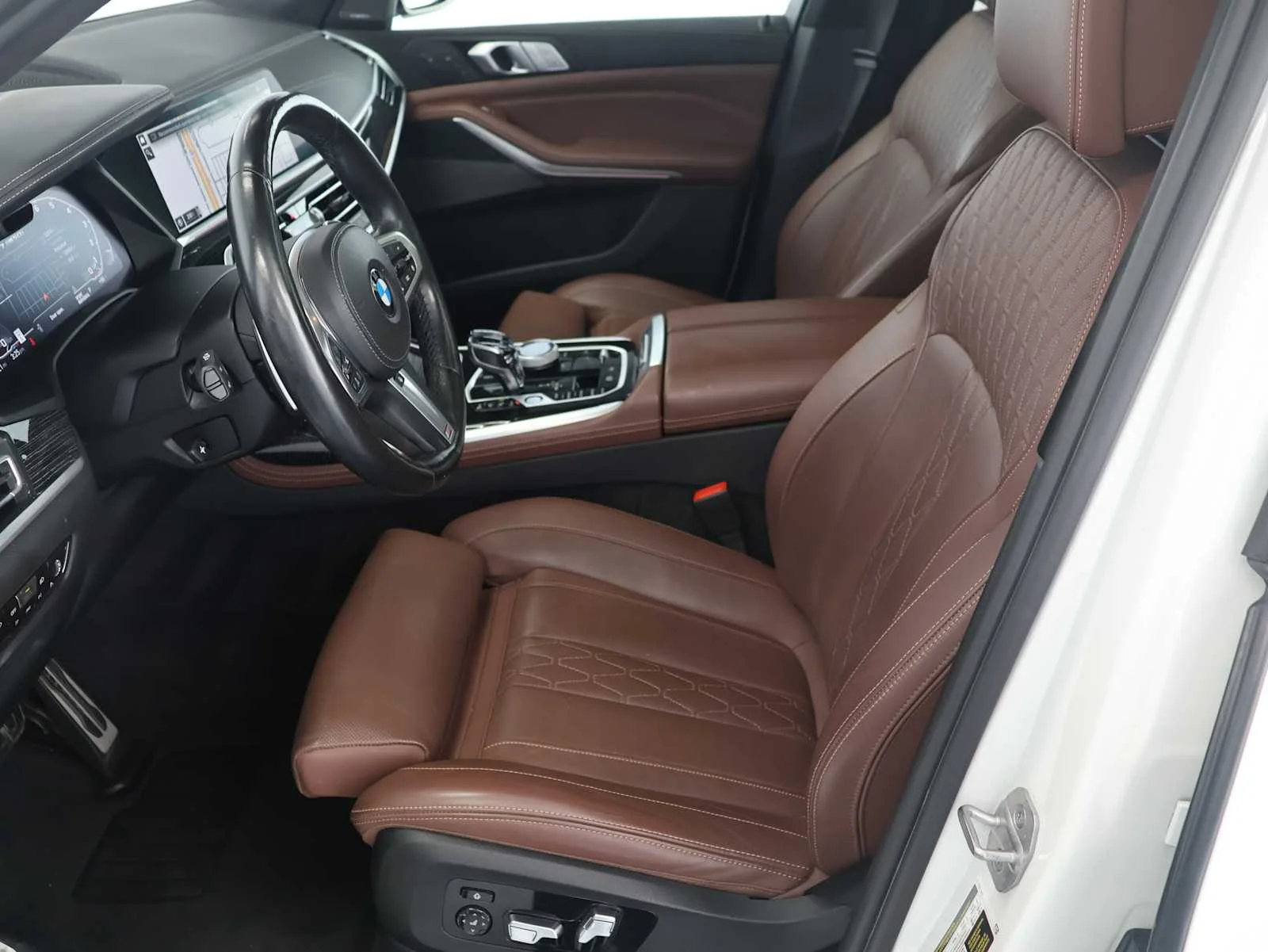 Certified Used 2022 Mineral White Metallic BMW M50i image 13