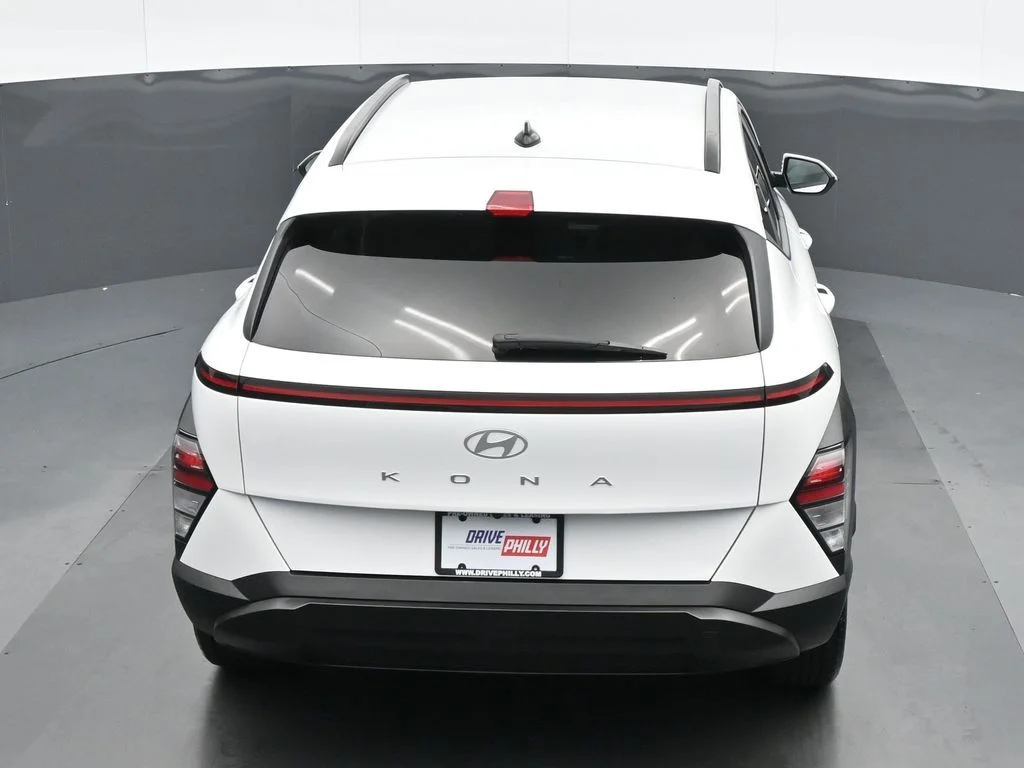 Used 2025 White Hyundai SEL image 21