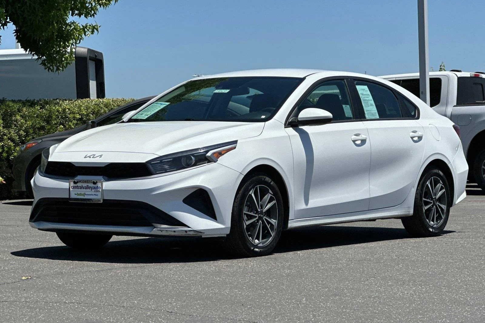 Used 2023 Snow White Pearl Kia LXS image 8