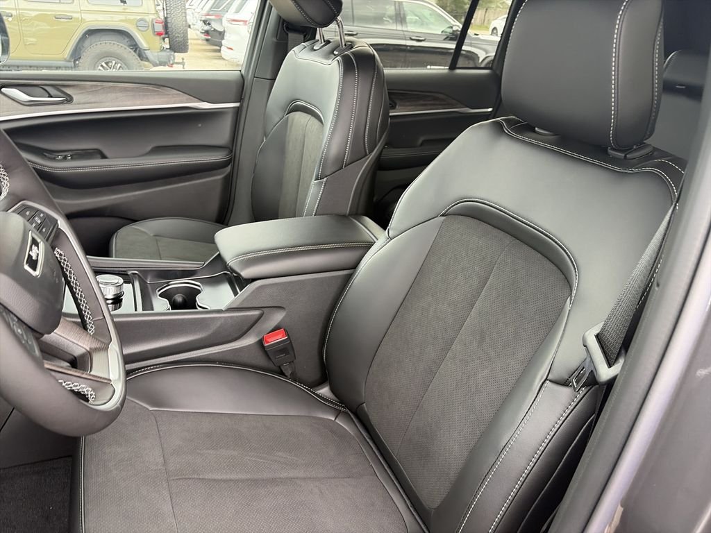 New 2026 Baltic Gray Metallic Clear-Coat Exterior Paint Jeep Altitude image 11