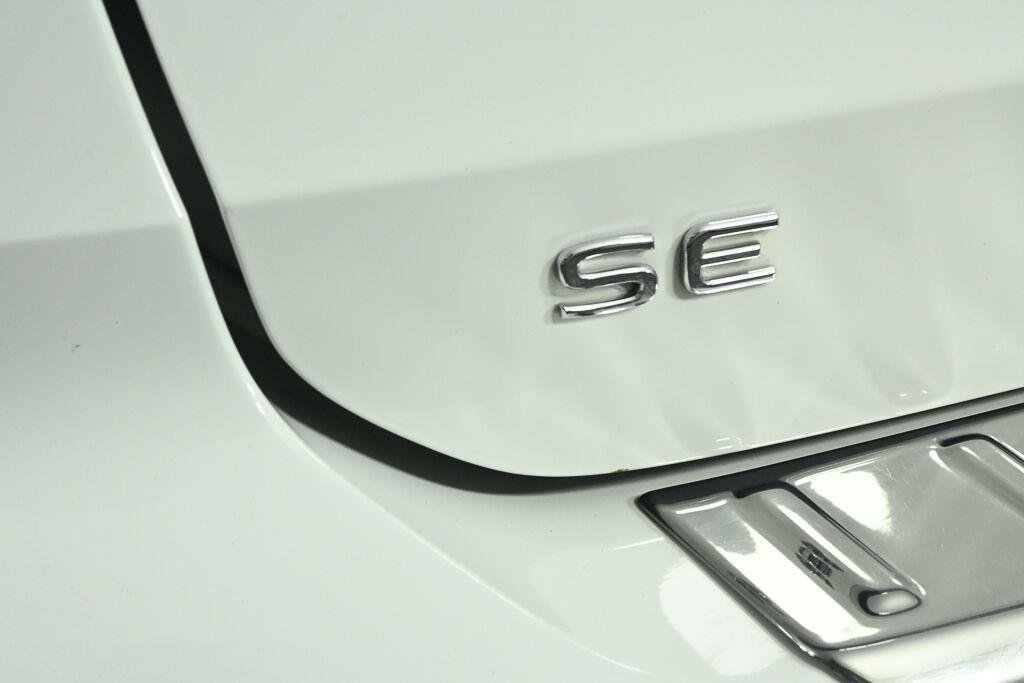 Used 2022 Pure White Volkswagen SE image 26