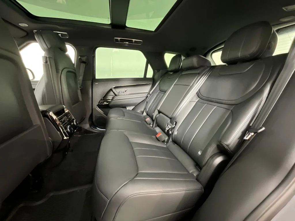 New 2026 Santorini Black Land Rover Dynamic SE image 5
