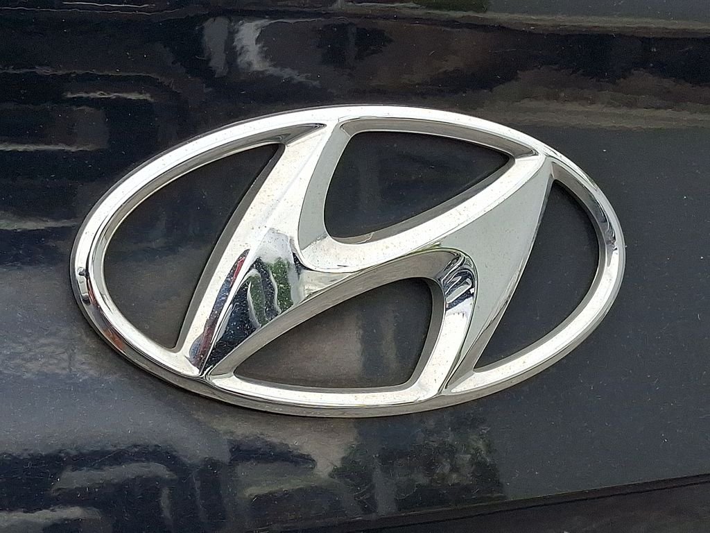 Used 2016 Black Hyundai Value Edition image 9