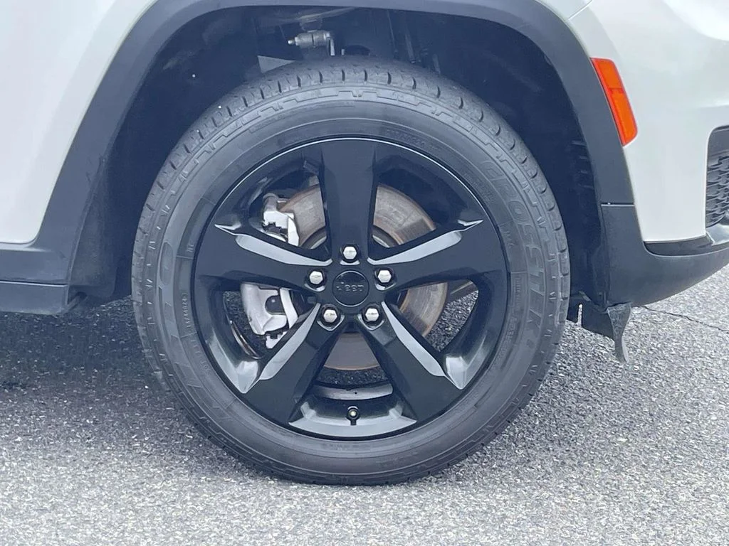 Used 2023 White Jeep Altitude image 10