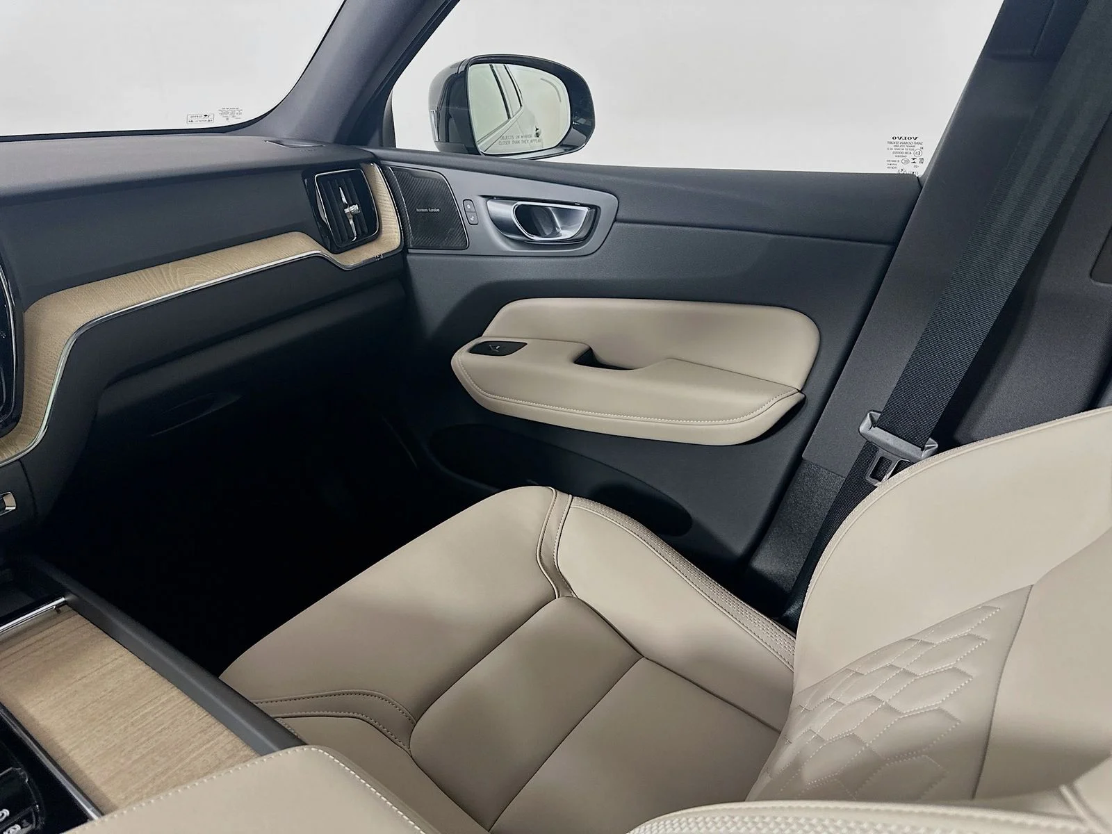 2026 Volvo XC60 Plus - Photo 23