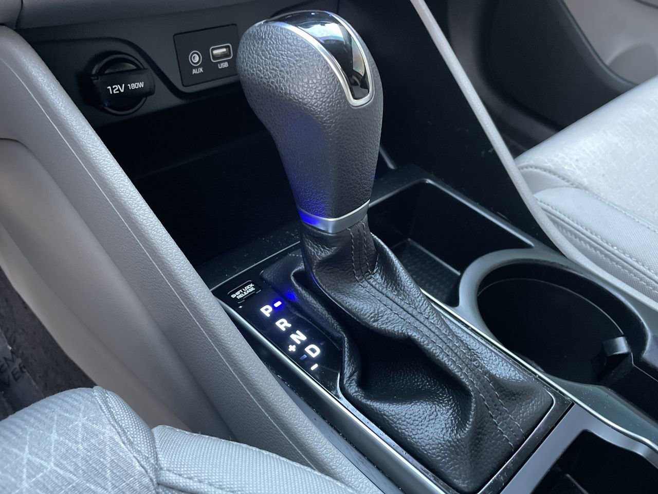 Used 2018 Black Noir Pearl Hyundai SE image 22