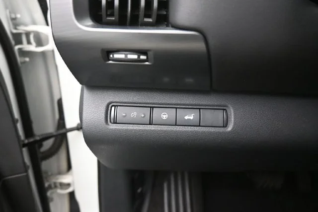 Used 2022 White Nissan SL image 24