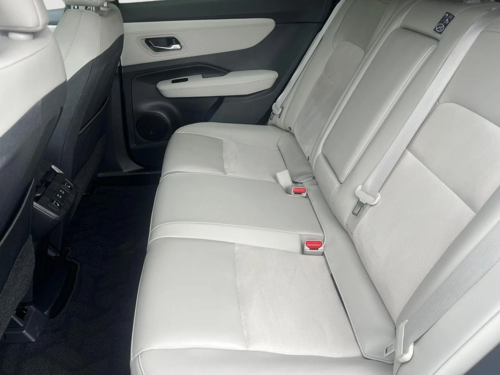 Used 2025 Everest White Pearl Tricoat/Black Diamond Pearl Nissan EVOLVE+ image 13