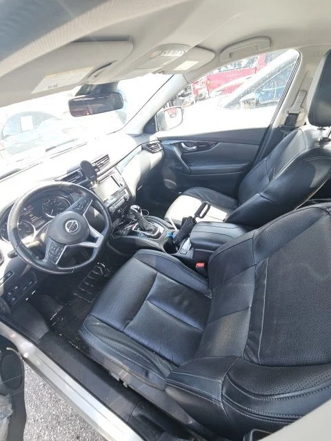 Certified Used 2022 Silver Nissan SL image 4