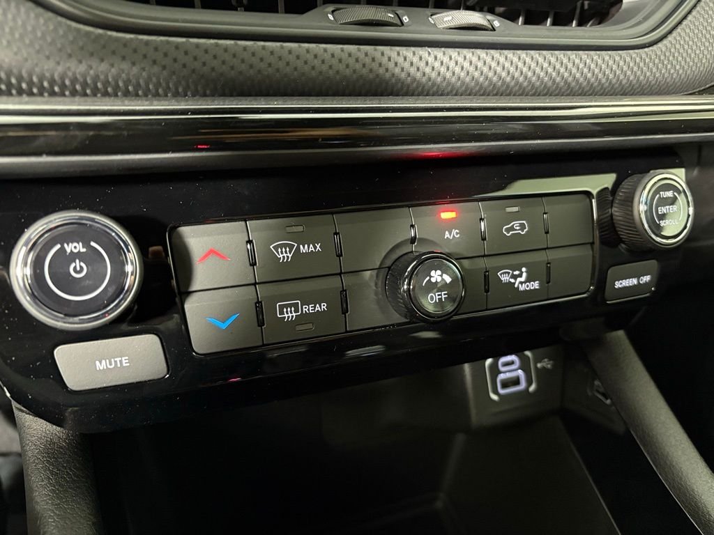 New 2026 Hydro Blue Pearlcoat Jeep Latitude image 30
