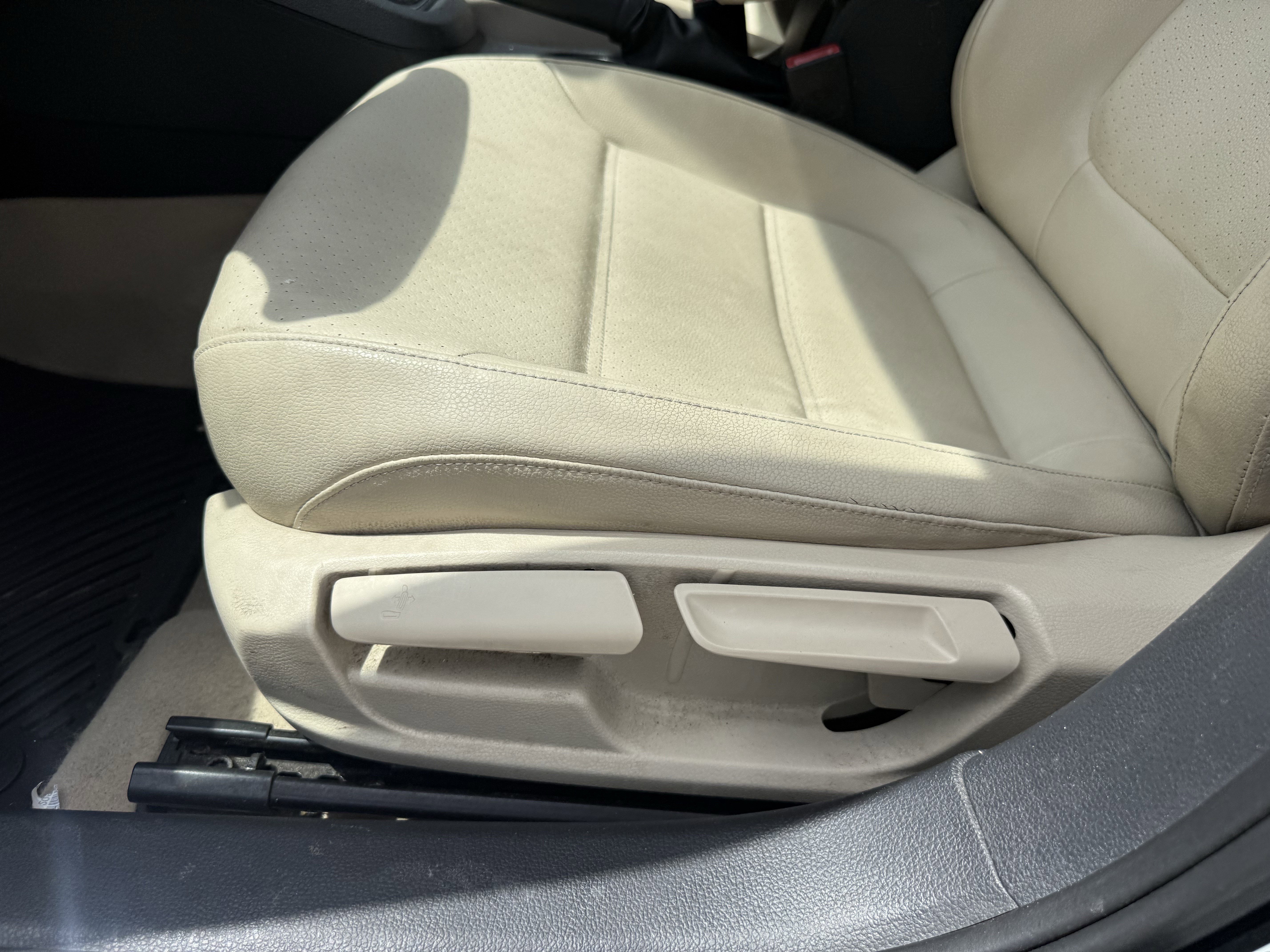 Used 2015  Volkswagen  image 28