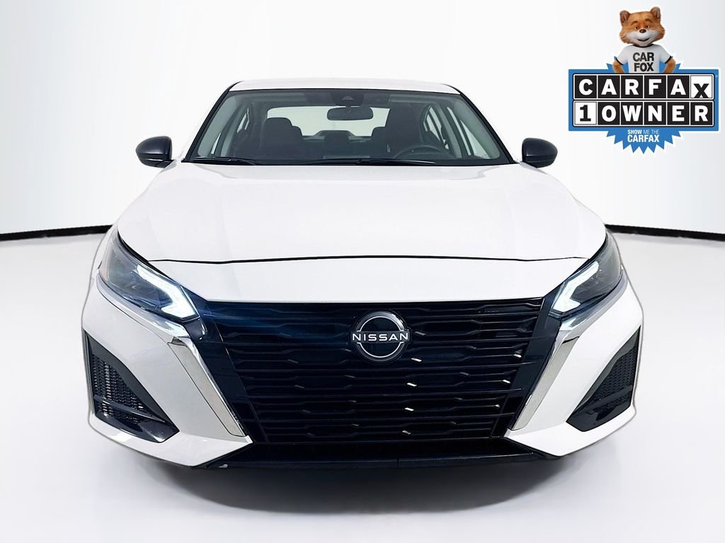 Used 2025 Glacier White Nissan 2.5 SV image 2